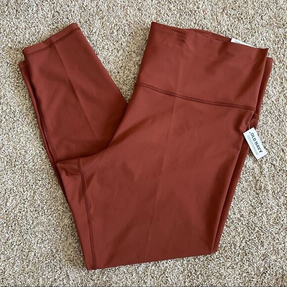 Old Navy Extra High Waisted Powersoft Hidden Pocket Leggings - Picture 7 of 11